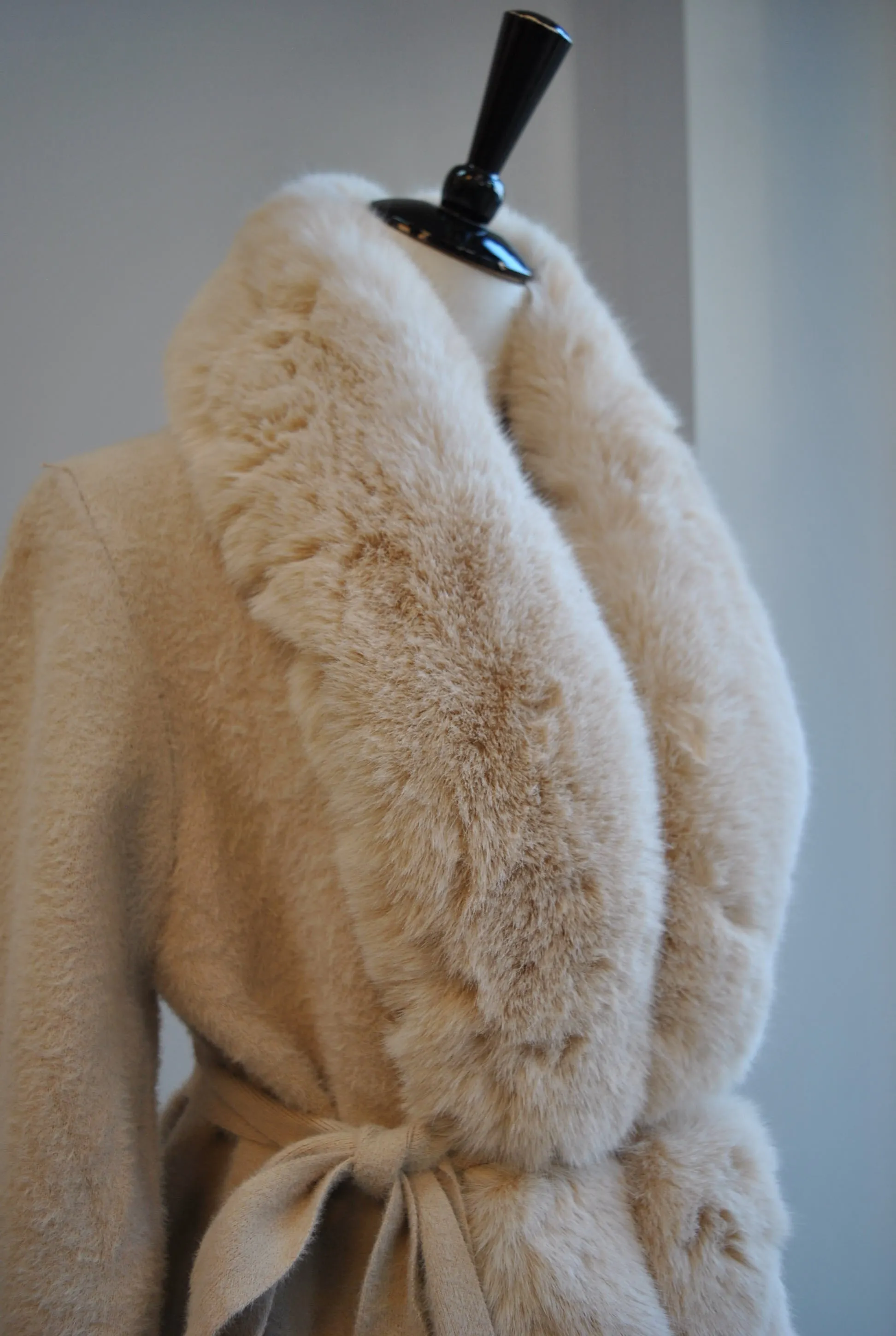 BEIGE ALPAKA LONG COAT WITH FAUX FUR AND A BELT